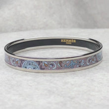 Load and play the video in Gallery viewer, Hermès, printed bracelet