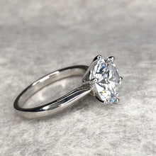 Load and play the video in Gallery viewer, Platinum and diamond solitaire ring