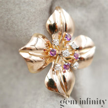 Charger l&#39;image dans la galerie, Broche fleur vintage or rose, diamants et saphirs roses
