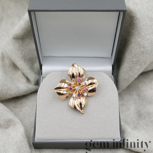 Broche fleur vintage or rose, diamants et saphirs roses