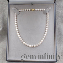 Charger l&#39;image dans la galerie, Mikimoto, collier de perles Akoya, fermoir or
