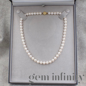 Mikimoto, collier de perles Akoya, fermoir or
