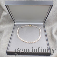 Charger l&#39;image dans la galerie, Mikimoto, collier de perles Akoya, fermoir or
