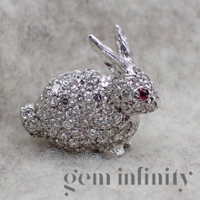 Charger l&#39;image dans la galerie, Broche lapin or gris, diamants et rubis
