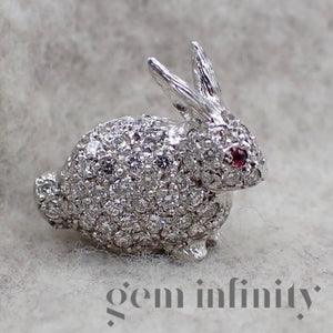 Broche lapin or gris, diamants et rubis