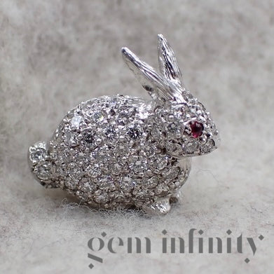Broche lapin or gris, diamants et rubis