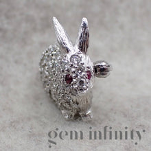 Charger l&#39;image dans la galerie, Broche lapin or gris, diamants et rubis

