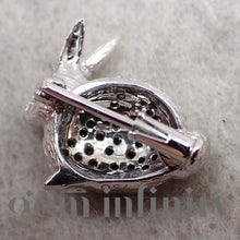 Charger l&#39;image dans la galerie, Broche lapin or gris, diamants et rubis
