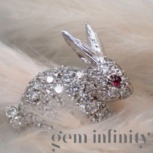 Charger l&#39;image dans la galerie, Broche lapin or gris, diamants et rubis
