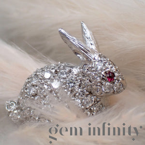 Broche lapin or gris, diamants et rubis