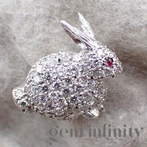 Broche lapin or gris, diamants et rubis