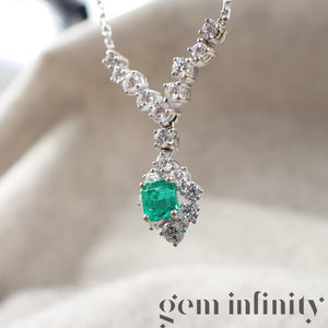 Collier or gris émeraude et diamants