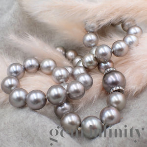 Collier de perles grises Tahiti, fermoir or gris et diamants