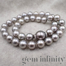 Charger l&#39;image dans la galerie, Collier de perles grises Tahiti, fermoir or gris et diamants
