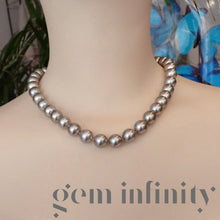 Charger l&#39;image dans la galerie, Collier de perles grises Tahiti, fermoir or gris et diamants
