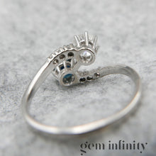 Charger l&#39;image dans la galerie, Bague ‘toi &amp; moi’ or gris, saphir et diamants

