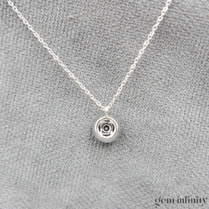Collier or gris saphir et diamants