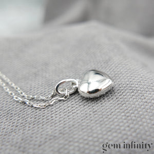 White gold and diamond pendant necklace